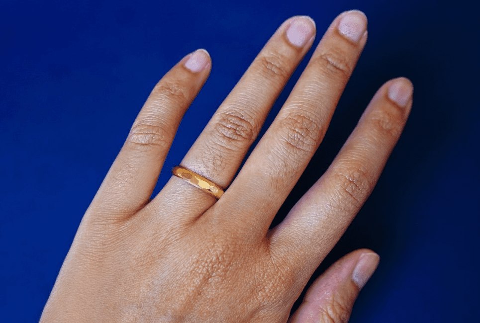 Automatic Gold Curvy Wedding Band